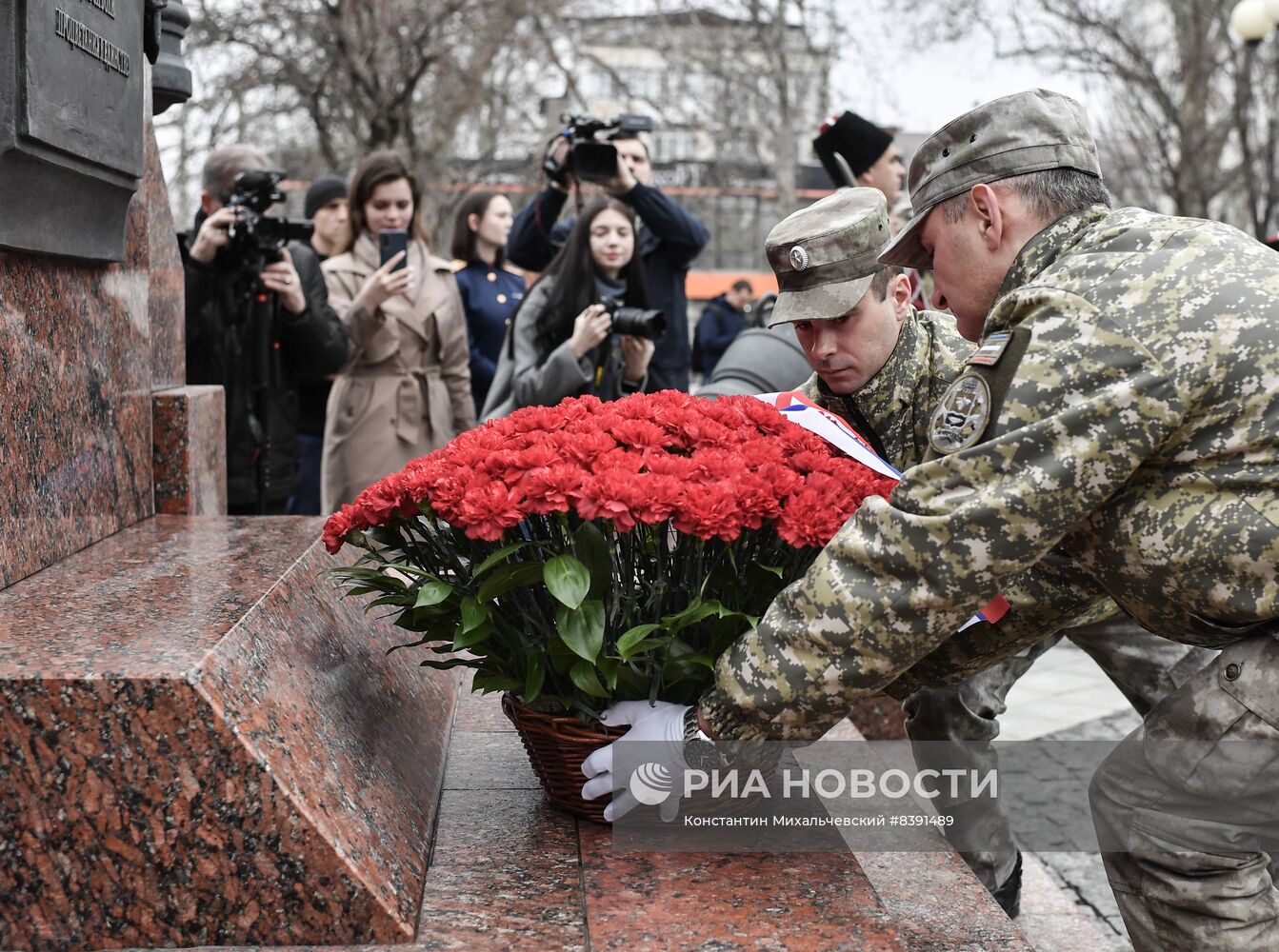 Церемония возложения цветов к памятнику  "Народному ополчению всех времён" в Симферополе