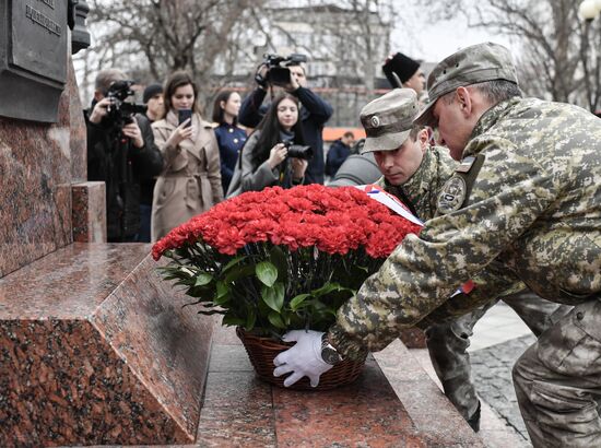 Церемония возложения цветов к памятнику  "Народному ополчению всех времён" в Симферополе