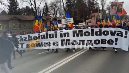 Колонна протестующих начала движение