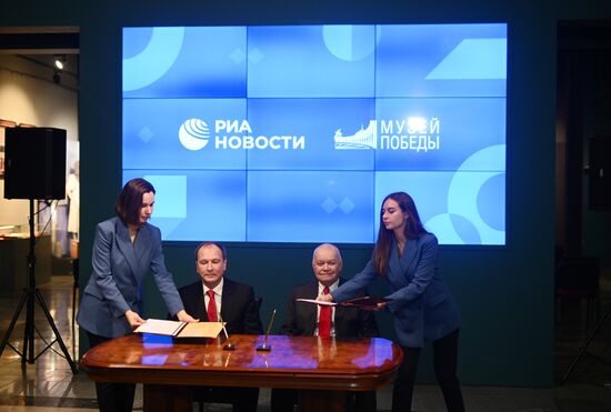 Подписание соглашения о сотрудничестве медиагруппы "Россия сегодня" и Музея Победы