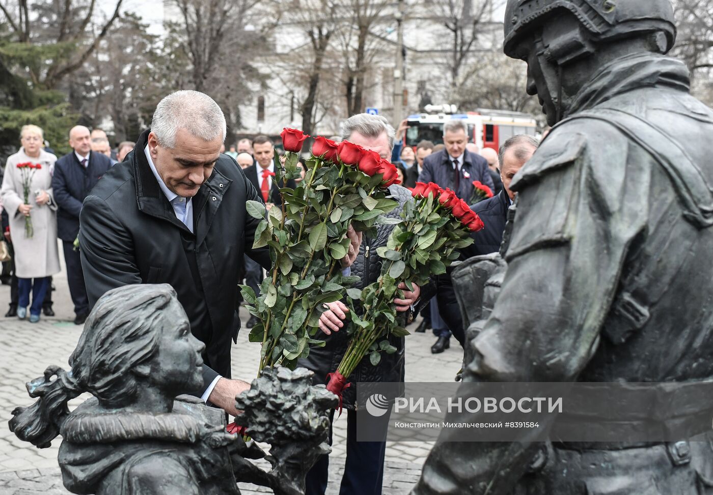 Церемония возложения цветов к памятнику  "Народному ополчению всех времён" в Симферополе