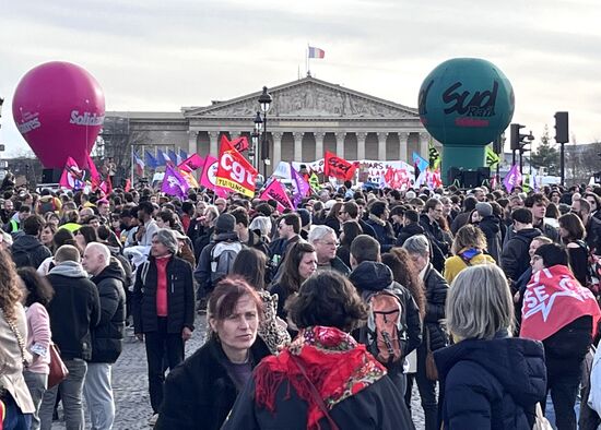 Протесты против пенсионной реформы продолжаются в Париже