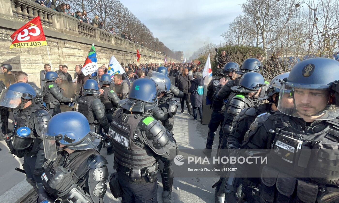 Протесты против пенсионной реформы продолжаются в Париже