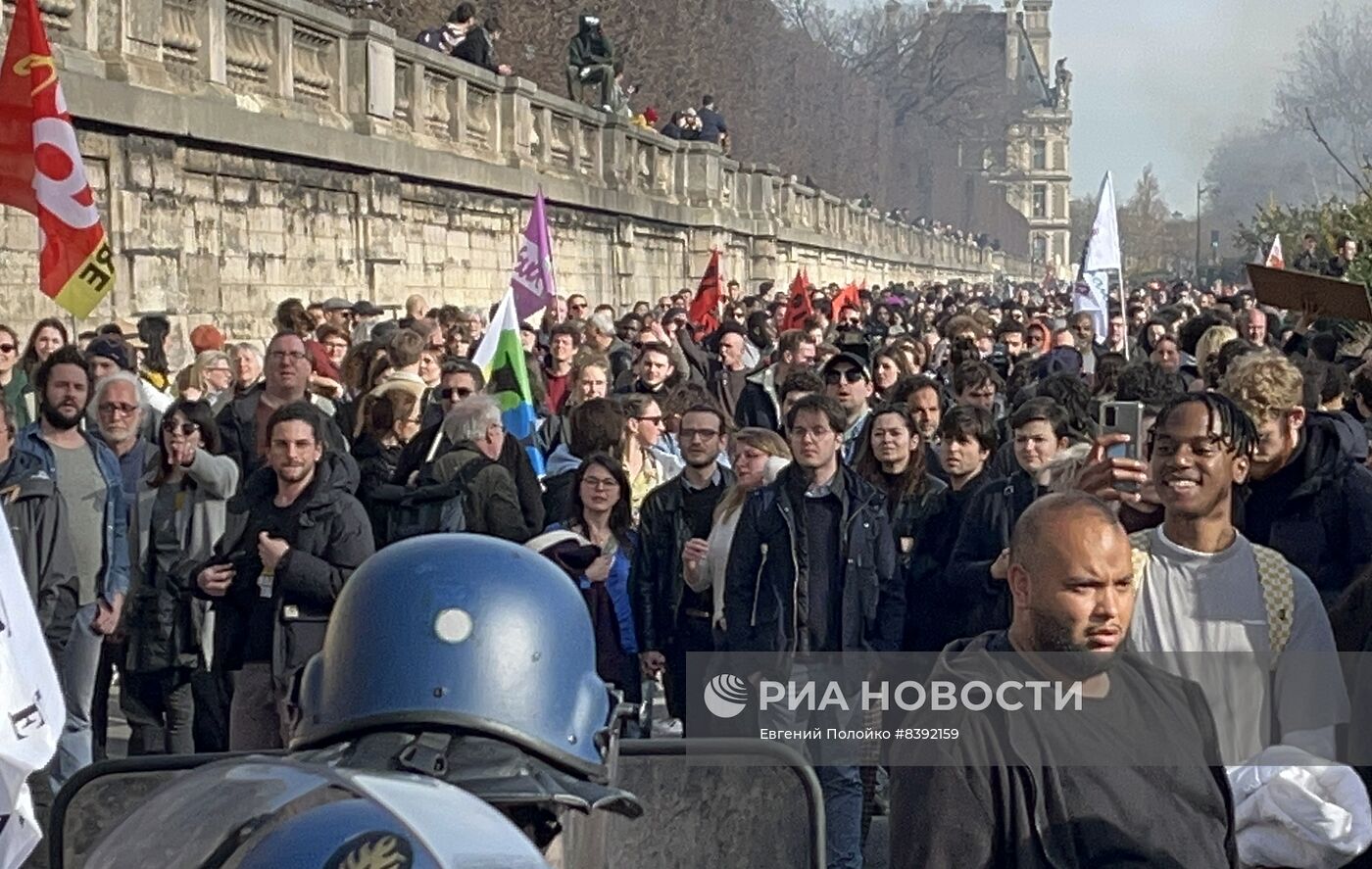 Протесты против пенсионной реформы продолжаются в Париже