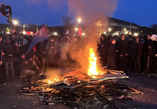 Протесты против пенсионной реформы продолжаются в Париже