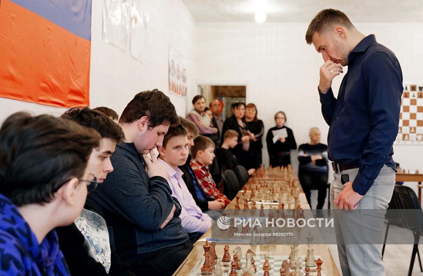 Гроссмейстер С. Карякин провел игру в шахматы с воспитанниками ДЮСШ №4 в Луганске