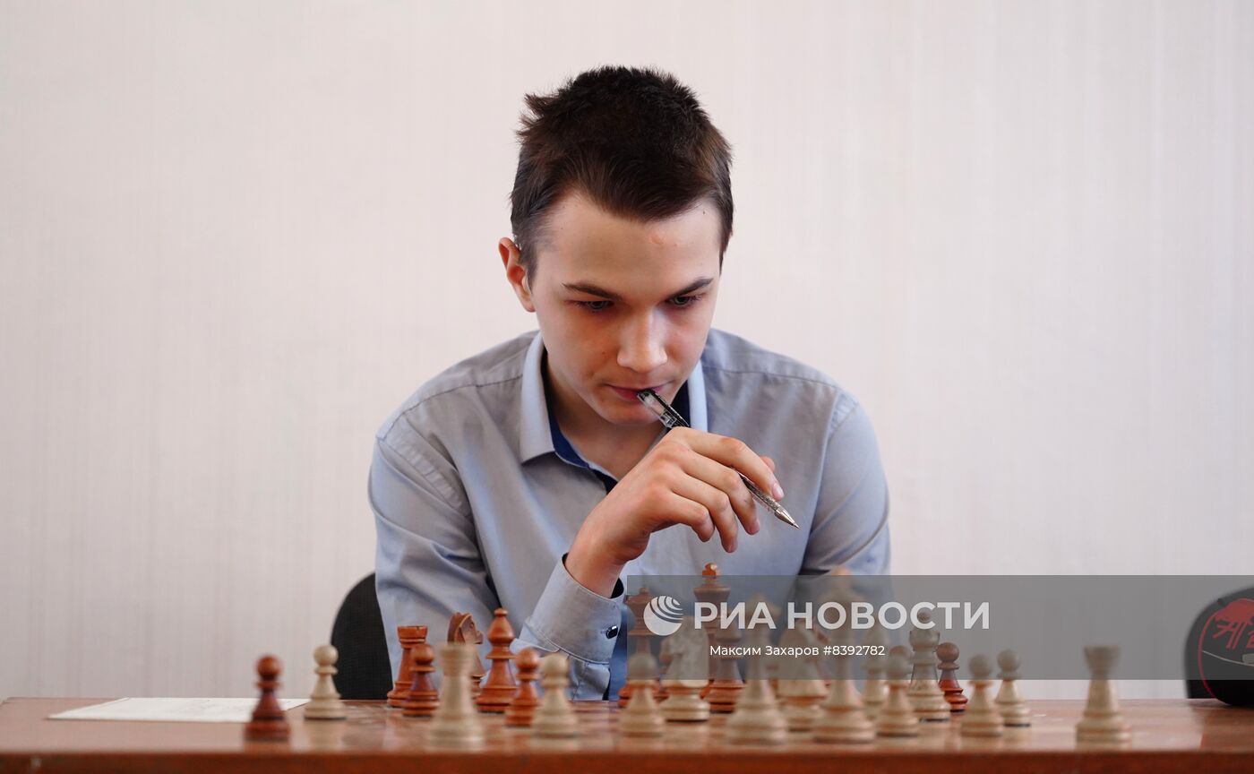 Гроссмейстер С. Карякин провел игру в шахматы с воспитанниками ДЮСШ №4 в Луганске