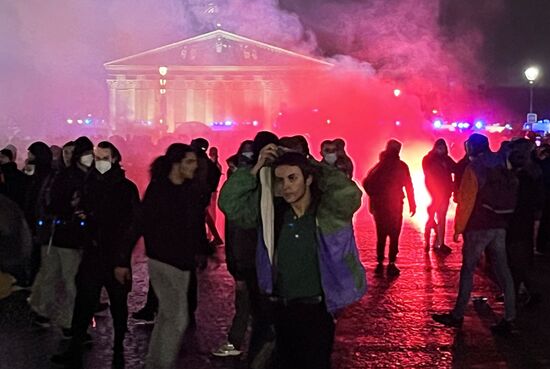 Протесты против пенсионной реформы продолжаются в Париже