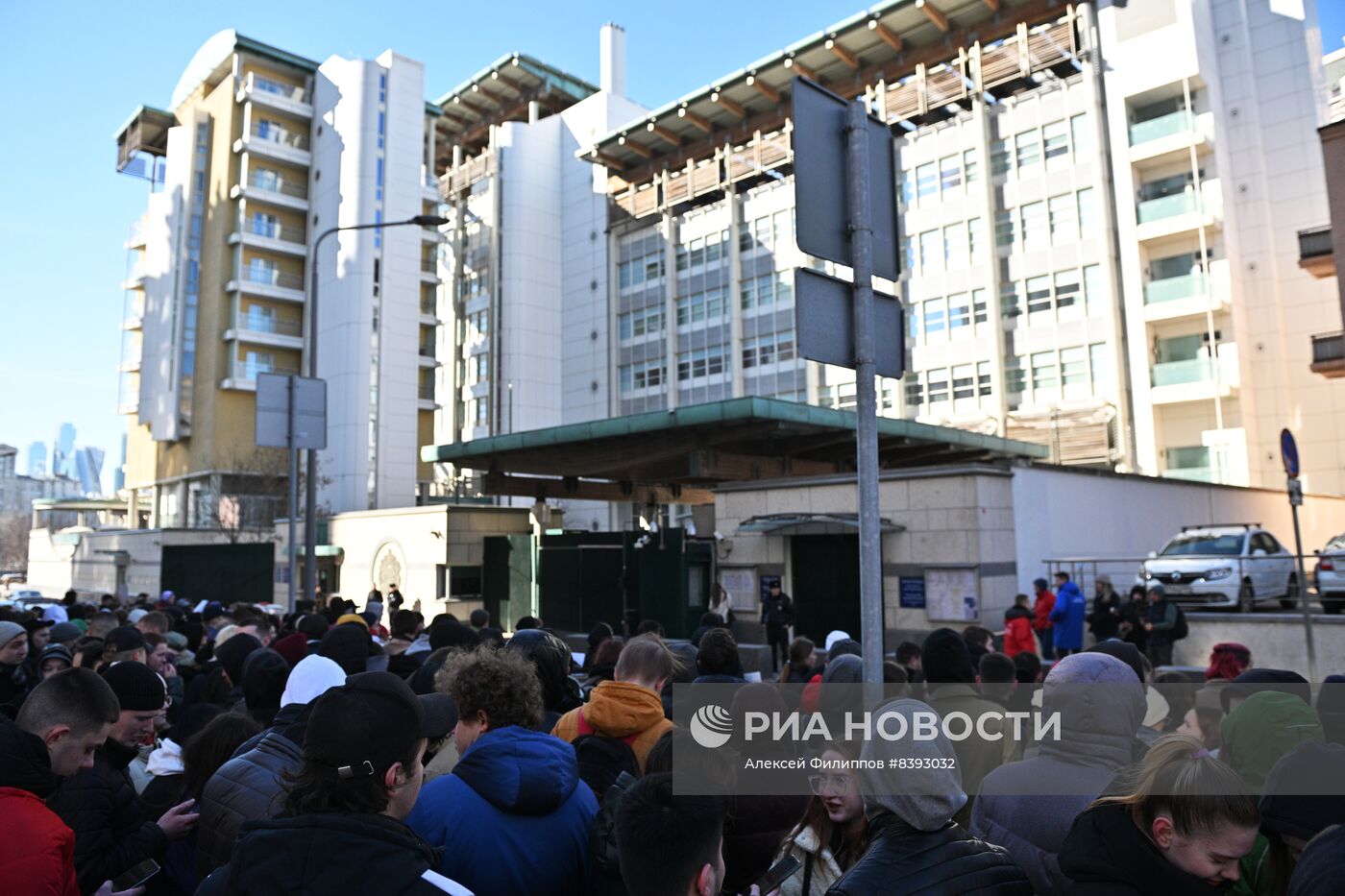 Акция "Крым с Россией навсегда" у посольств в Москве