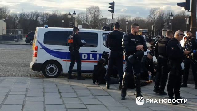 Полиция в Париже начала обыскивать и задерживать людей