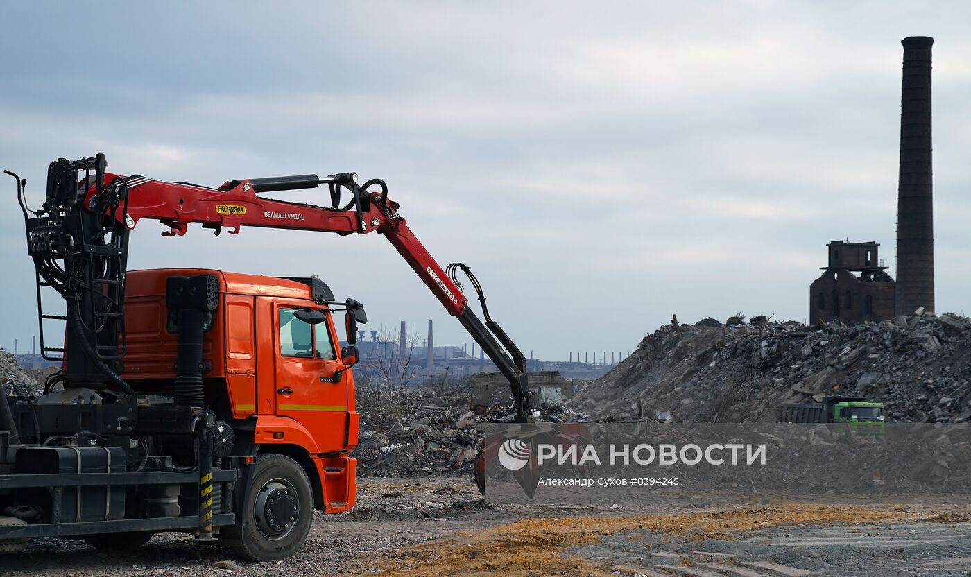 Переработка снесенных домов на полигоне ТБО в Мариуполе