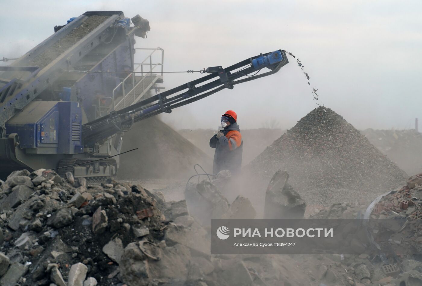 Переработка снесенных домов на полигоне ТБО в Мариуполе