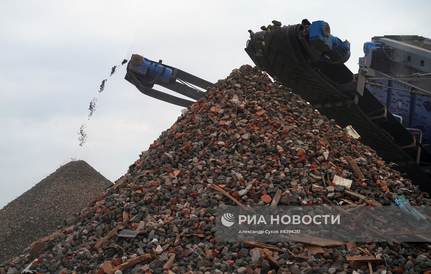 Переработка снесенных домов на полигоне ТБО в Мариуполе