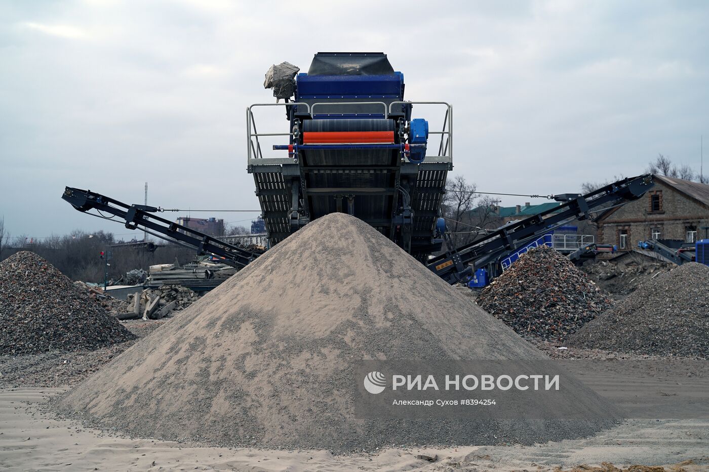 Переработка снесенных домов на полигоне ТБО в Мариуполе