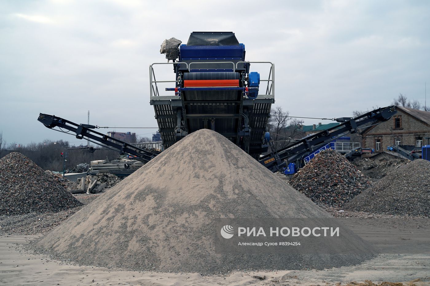 Переработка снесенных домов на полигоне ТБО в Мариуполе