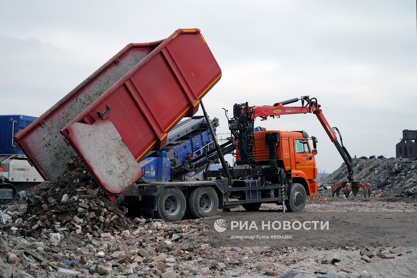 Переработка снесенных домов на полигоне ТБО в Мариуполе