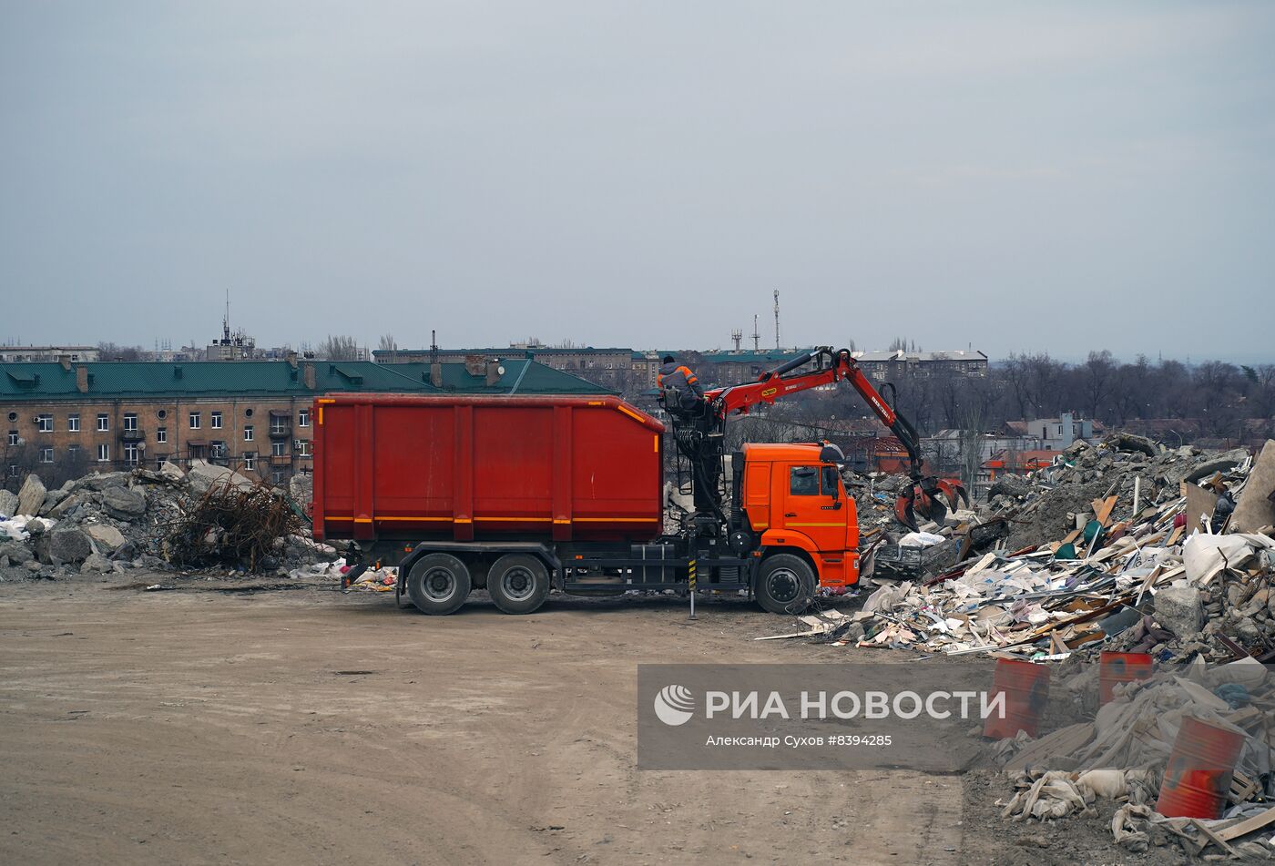 Переработка снесенных домов на полигоне ТБО в Мариуполе