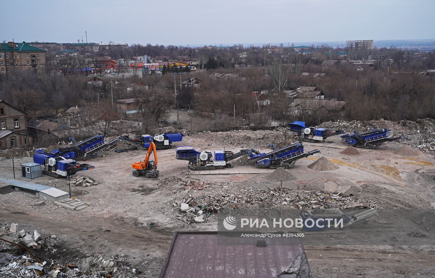 Переработка снесенных домов на полигоне ТБО в Мариуполе | РИА Новости  Медиабанк