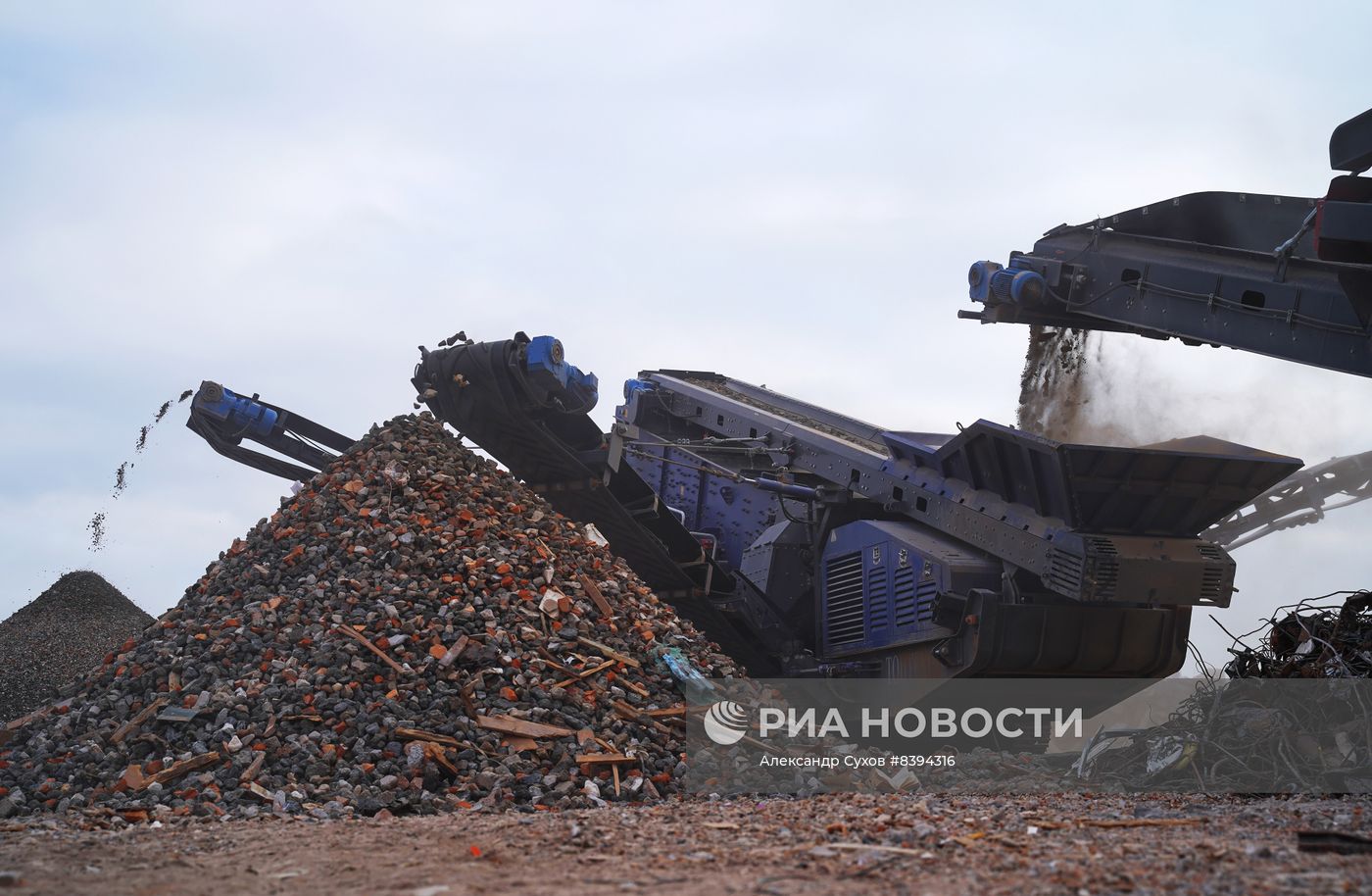 Переработка снесенных домов на полигоне ТБО в Мариуполе