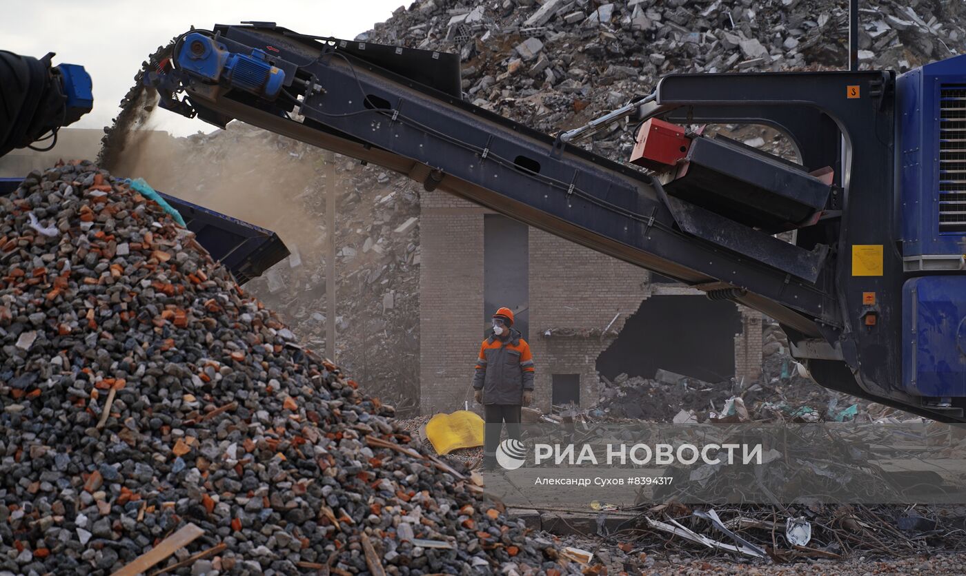 Переработка снесенных домов на полигоне ТБО в Мариуполе