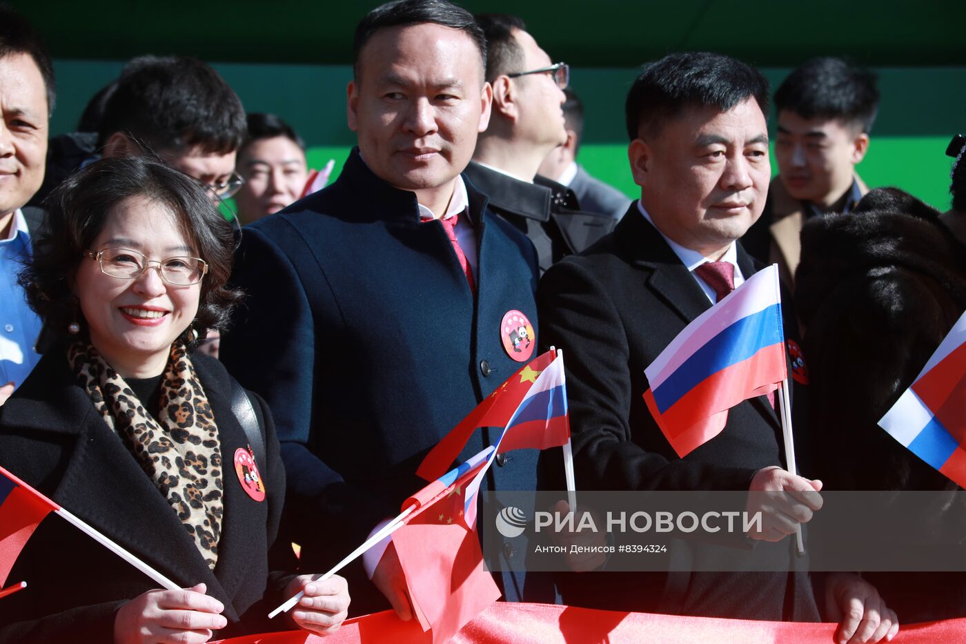 Машины китайской делегации у гостиницы в Москве