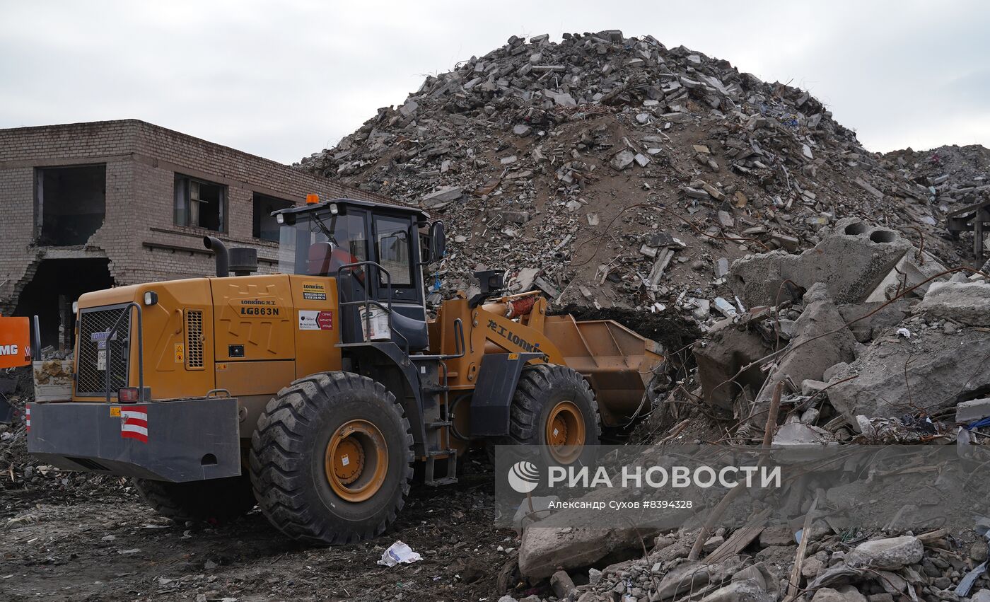 Переработка снесенных домов на полигоне ТБО в Мариуполе