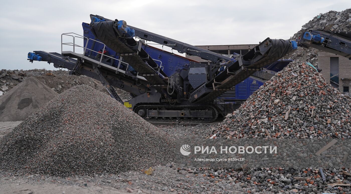 Переработка снесенных домов на полигоне ТБО в Мариуполе