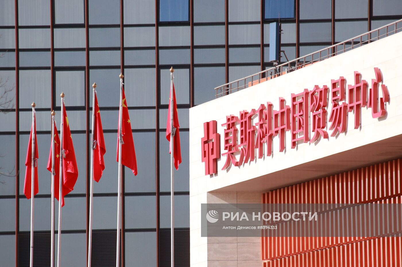 Машины китайской делегации у гостиницы в Москве