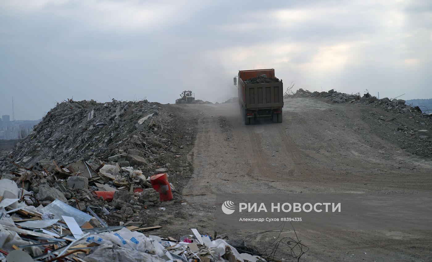 Переработка снесенных домов на полигоне ТБО в Мариуполе