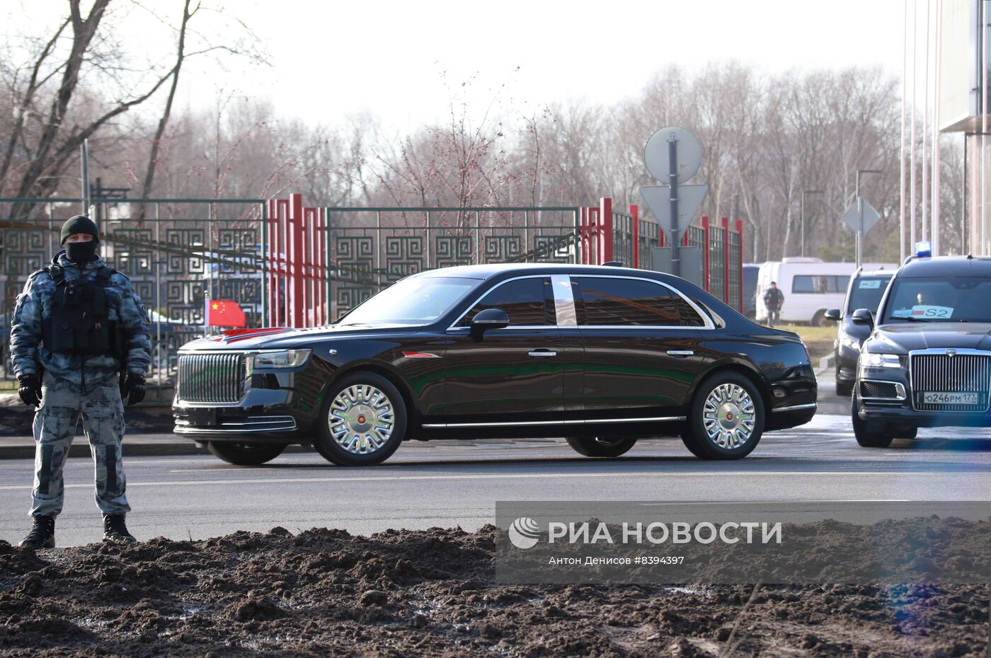 Машины китайской делегации у гостиницы в Москве