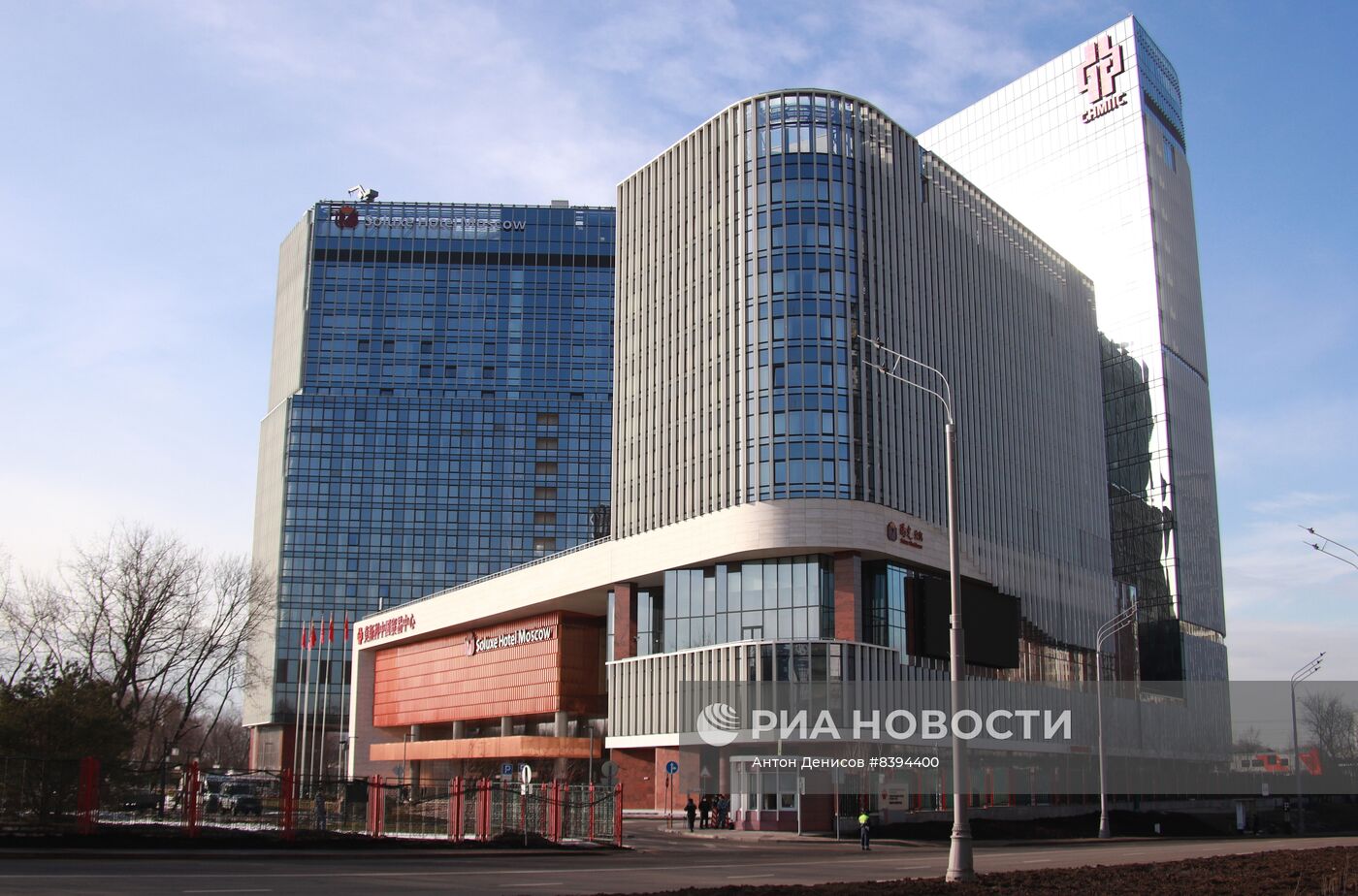 Машины китайской делегации у гостиницы в Москве