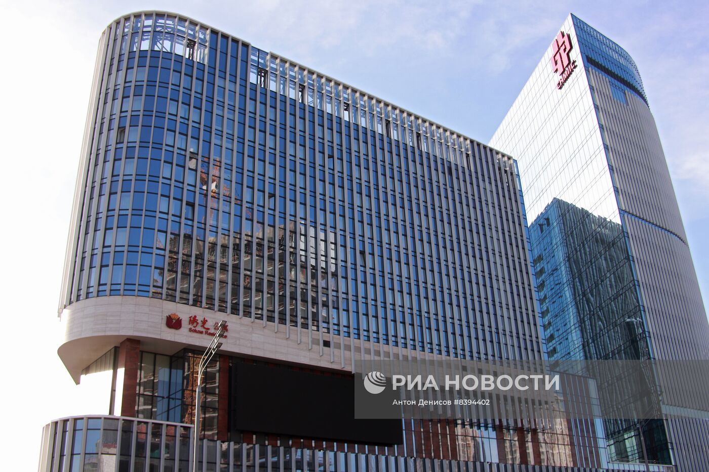 Машины китайской делегации у гостиницы в Москве