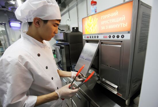 Работа сервиса доставки еды "Яндекс.Лавка"