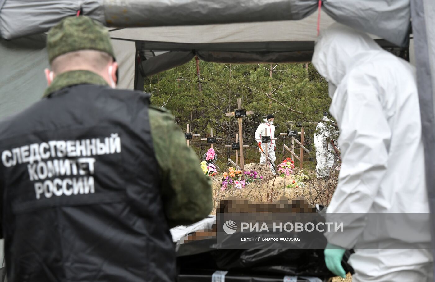 Эксгумация останков погибших мирных жителей из братской могилы в ЛНР