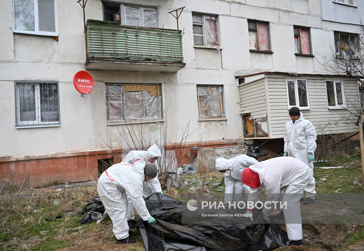 Эксгумация останков погибших мирных жителей из братской могилы в ЛНР