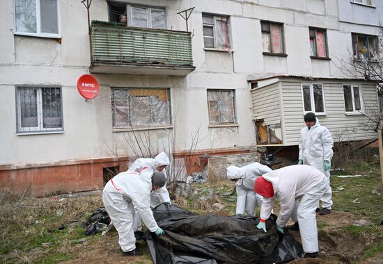 Эксгумация останков погибших мирных жителей из братской могилы в ЛНР