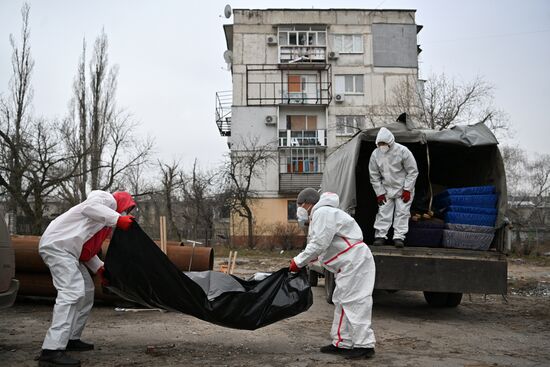 Эксгумация останков погибших мирных жителей из братской могилы в ЛНР