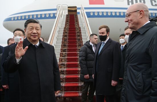 Церемония отлета председателя КНР Си Цзиньпина из России