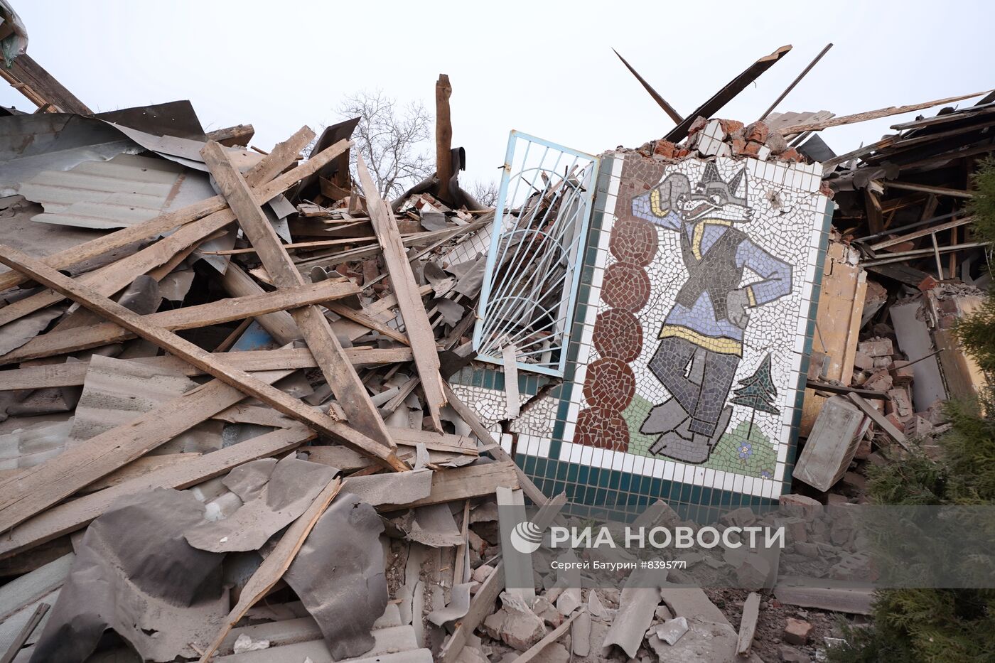Последствия обстрела Петровского района Донецка