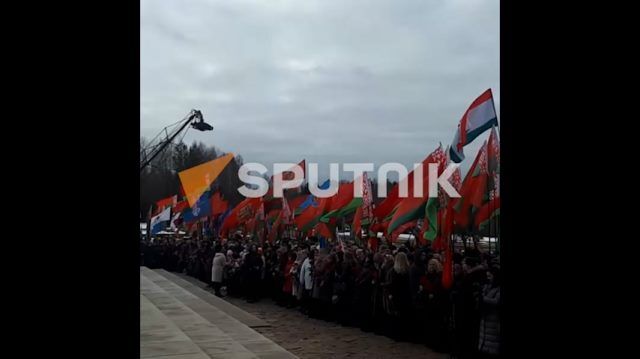 Много флагов и людей: такая атмосфера сейчас в Хатыни
