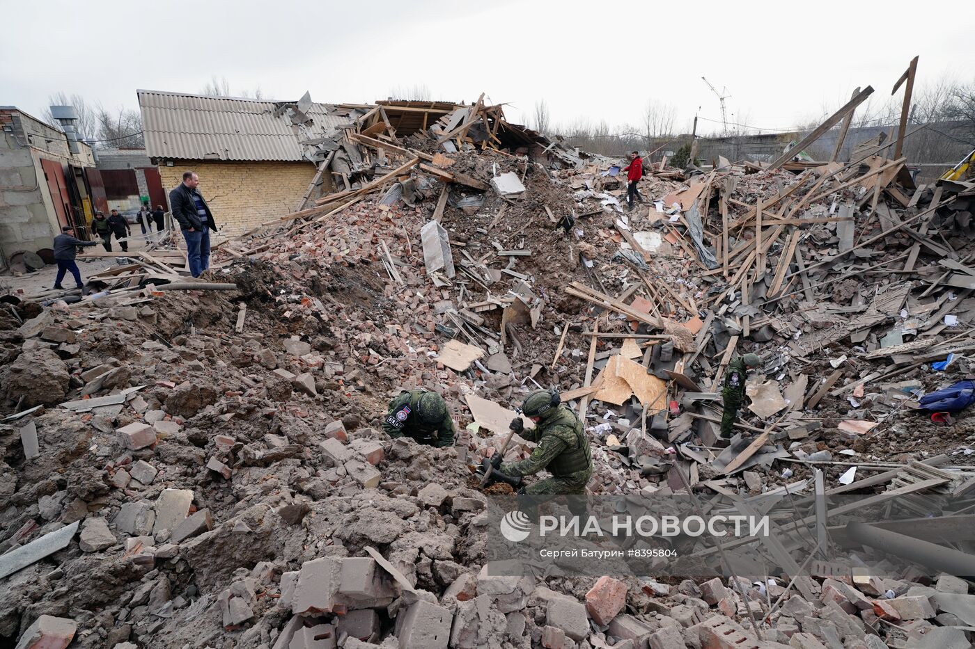 Последствия обстрела Петровского района Донецка