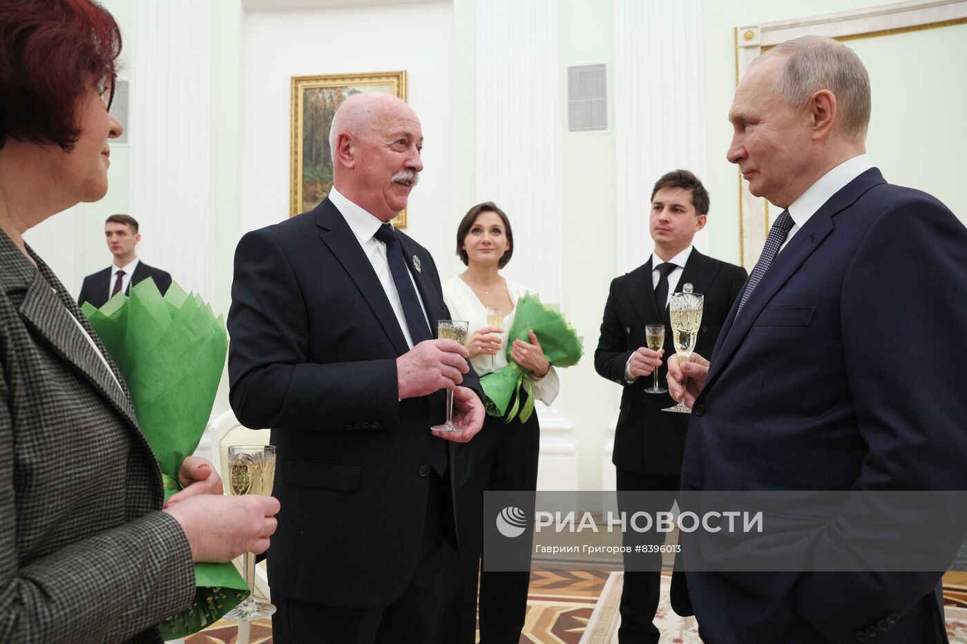 Президент РФ В. Путин вручил премии молодым деятелям культуры, а также за произведения для детей