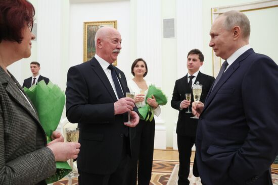 Президент РФ В. Путин вручил премии молодым деятелям культуры, а также за произведения для детей