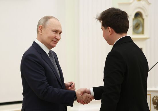 Президент РФ В. Путин вручил премии молодым деятелям культуры, а также за произведения для детей