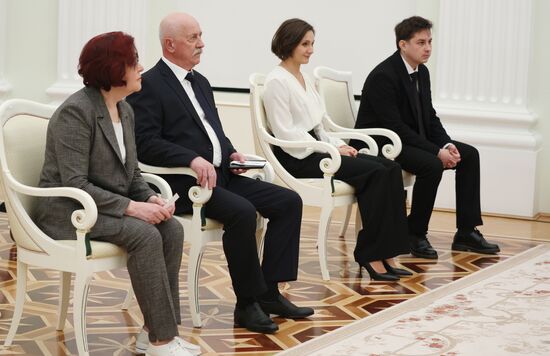 Президент РФ В. Путин вручил премии молодым деятелям культуры, а также за произведения для детей