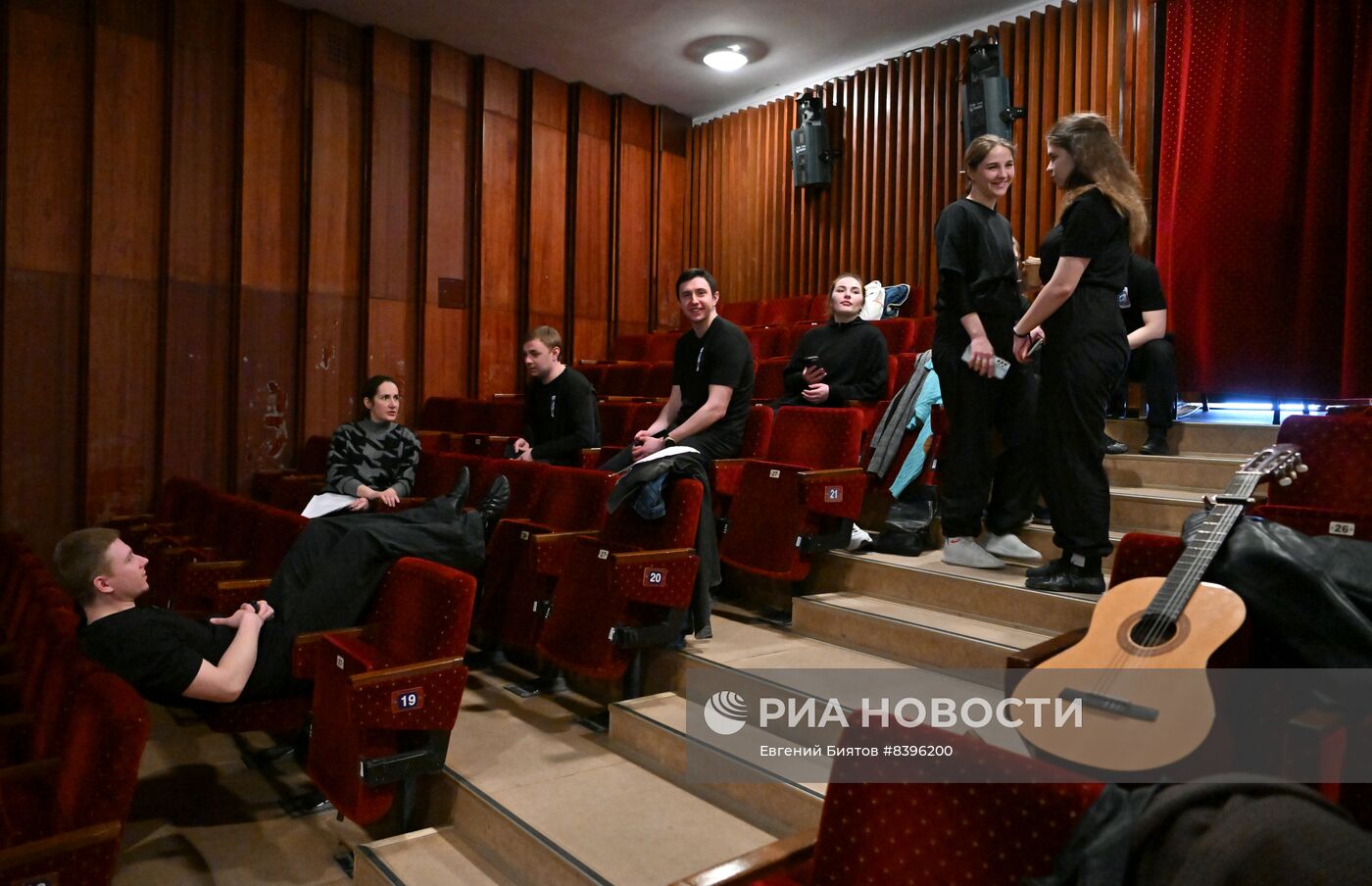 Репетиция спектакля "Молодая гвардия" в Луганском театре имени П. Луспекаева