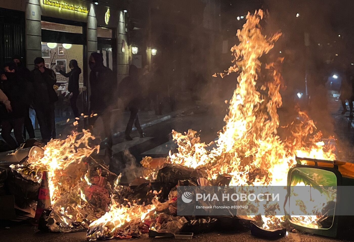 Протесты против пенсионной реформы продолжаются в Париже