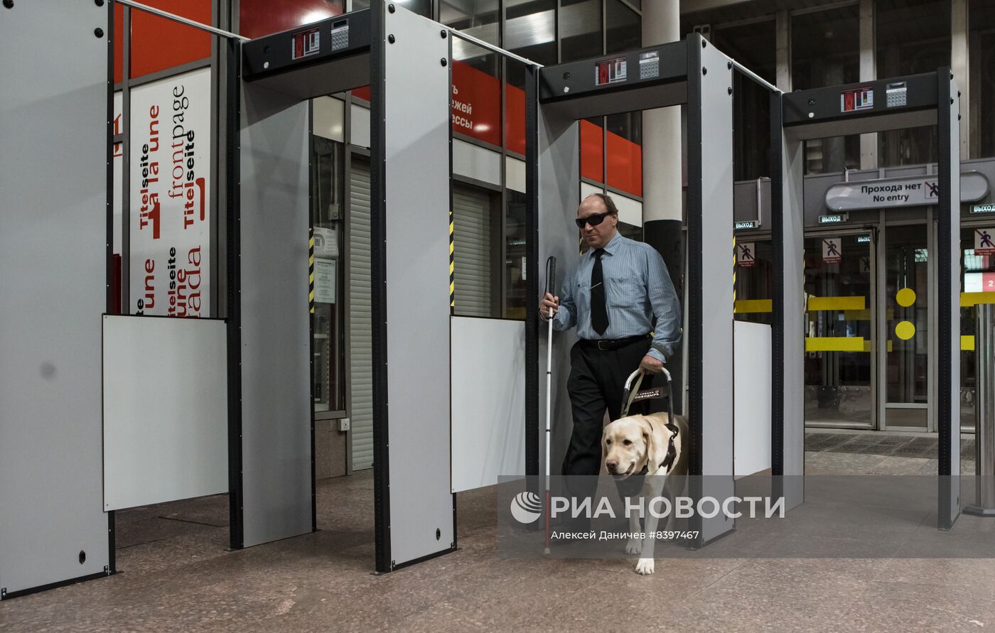 Тренировка собак-поводырей в метро Санкт-Петербурга