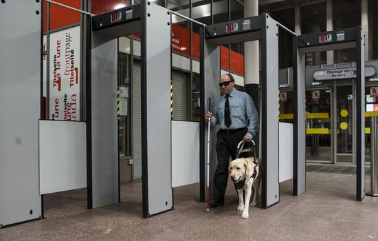 Тренировка собак-поводырей в метро Санкт-Петербурга