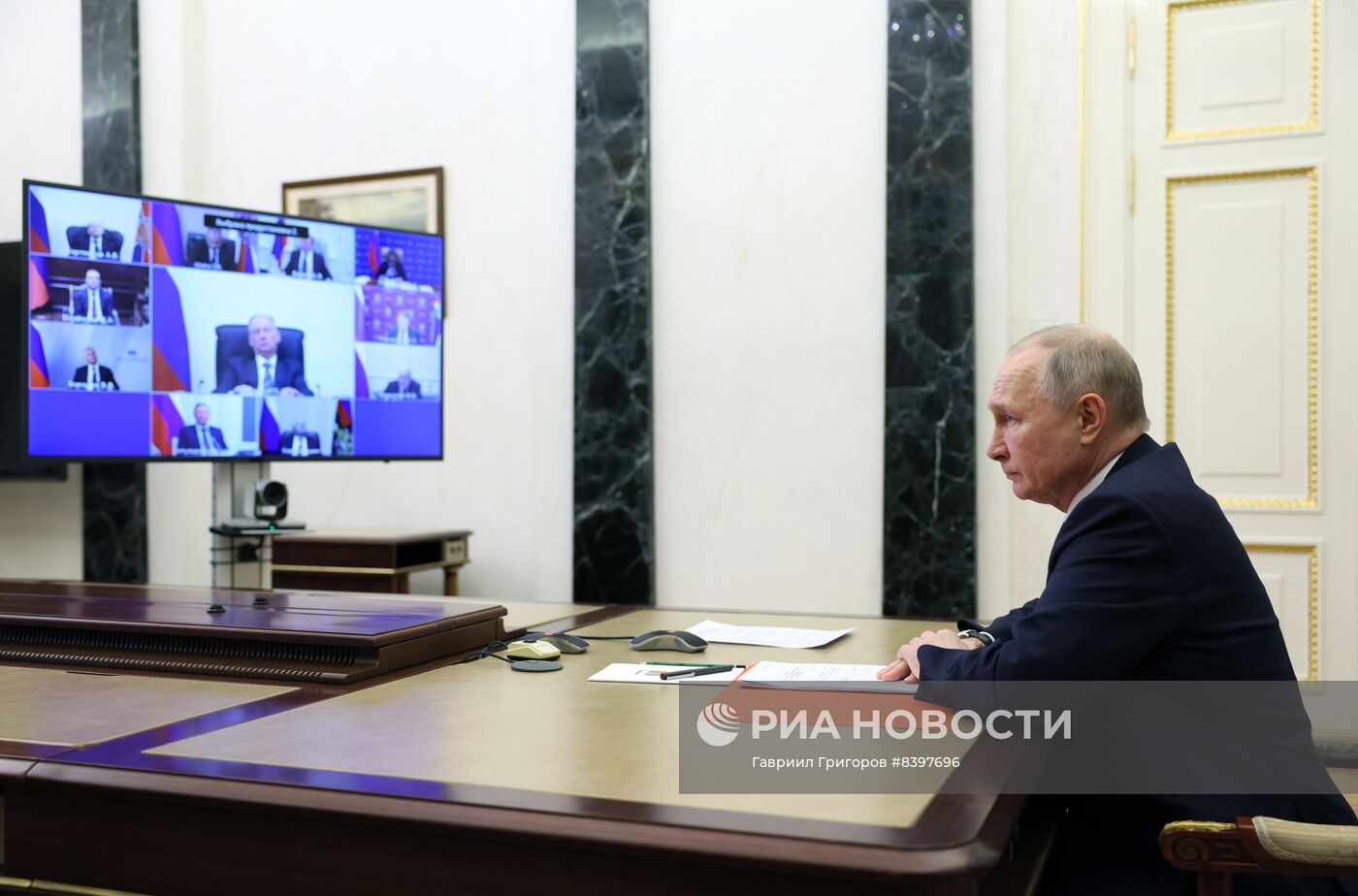 Президент РФ В. Путин провел совещание Совбеза